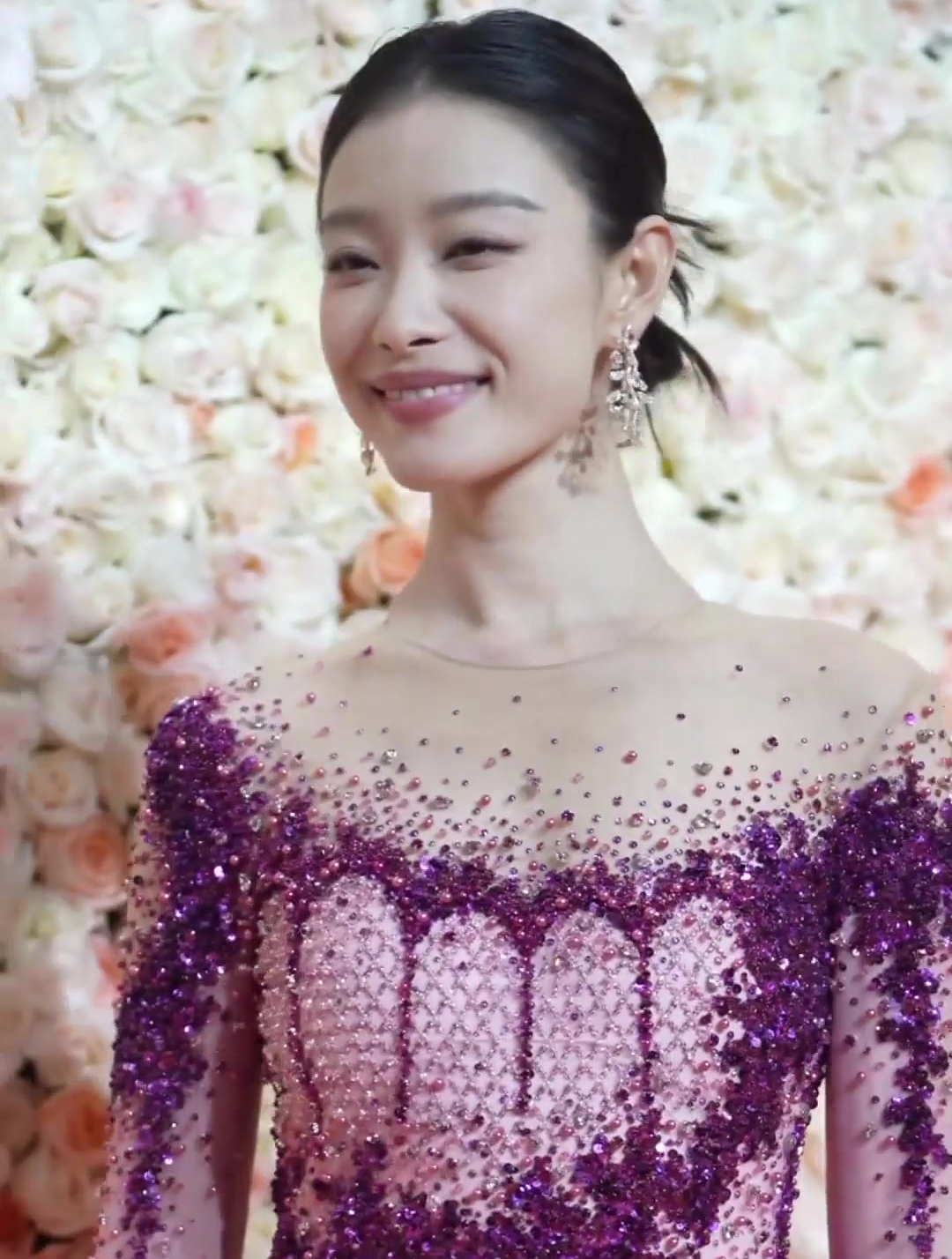 倪妮身穿粉色水晶贴花纱裙,优雅迷人,仙女下凡啦