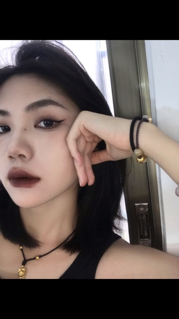 生人勿近奶拽妆容酷酷拽姐妆