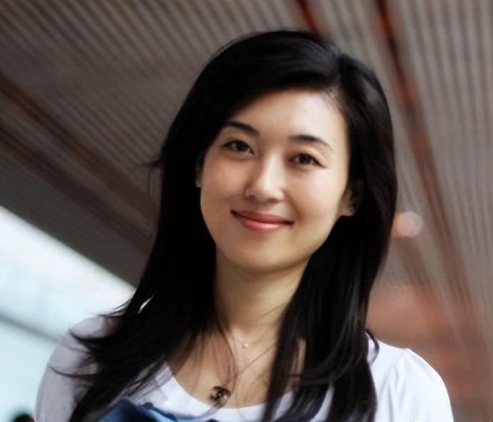 尹红:才貌双全的东方卫视主持人,主持风格稳重,深受观众喜欢