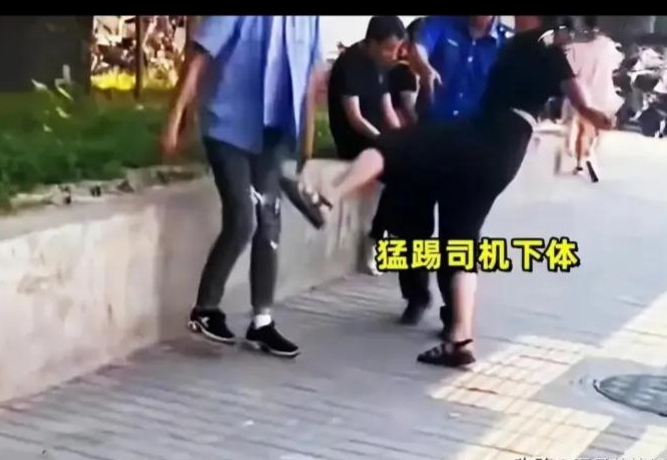 西安出租车司机被醉汉踢"断子绝孙脚"后续,警方出通报