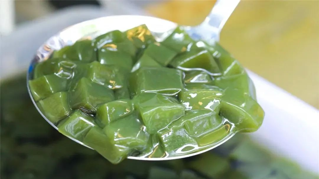 太嫩,太老都不好,所以每年他们家的仙草豆腐也只卖5~10月份.