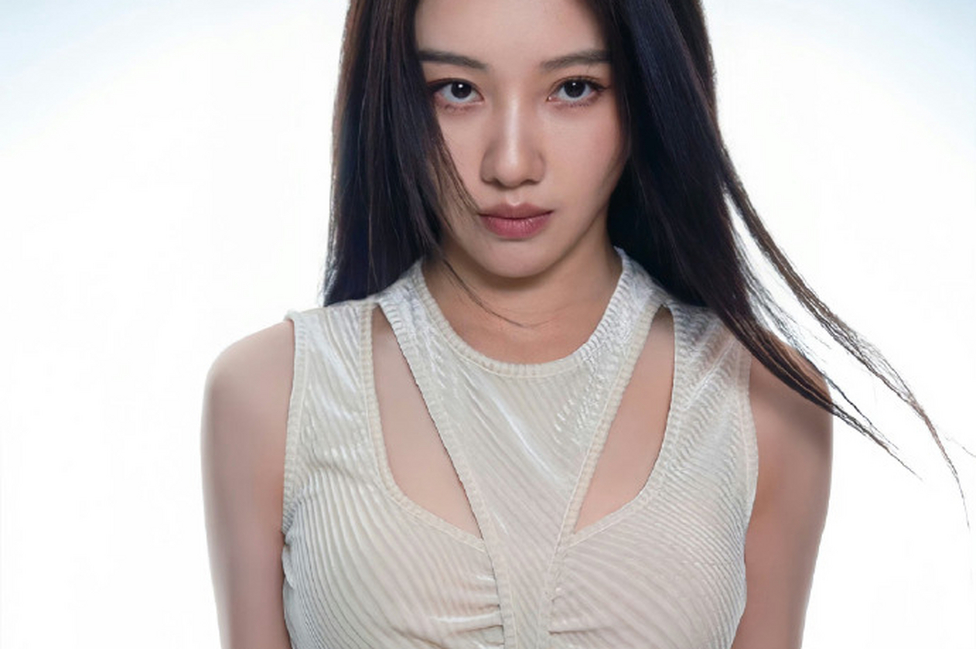 王鹤润的写真封面大片展现了她的高冷气质和完美身材,尤其是小蛮腰