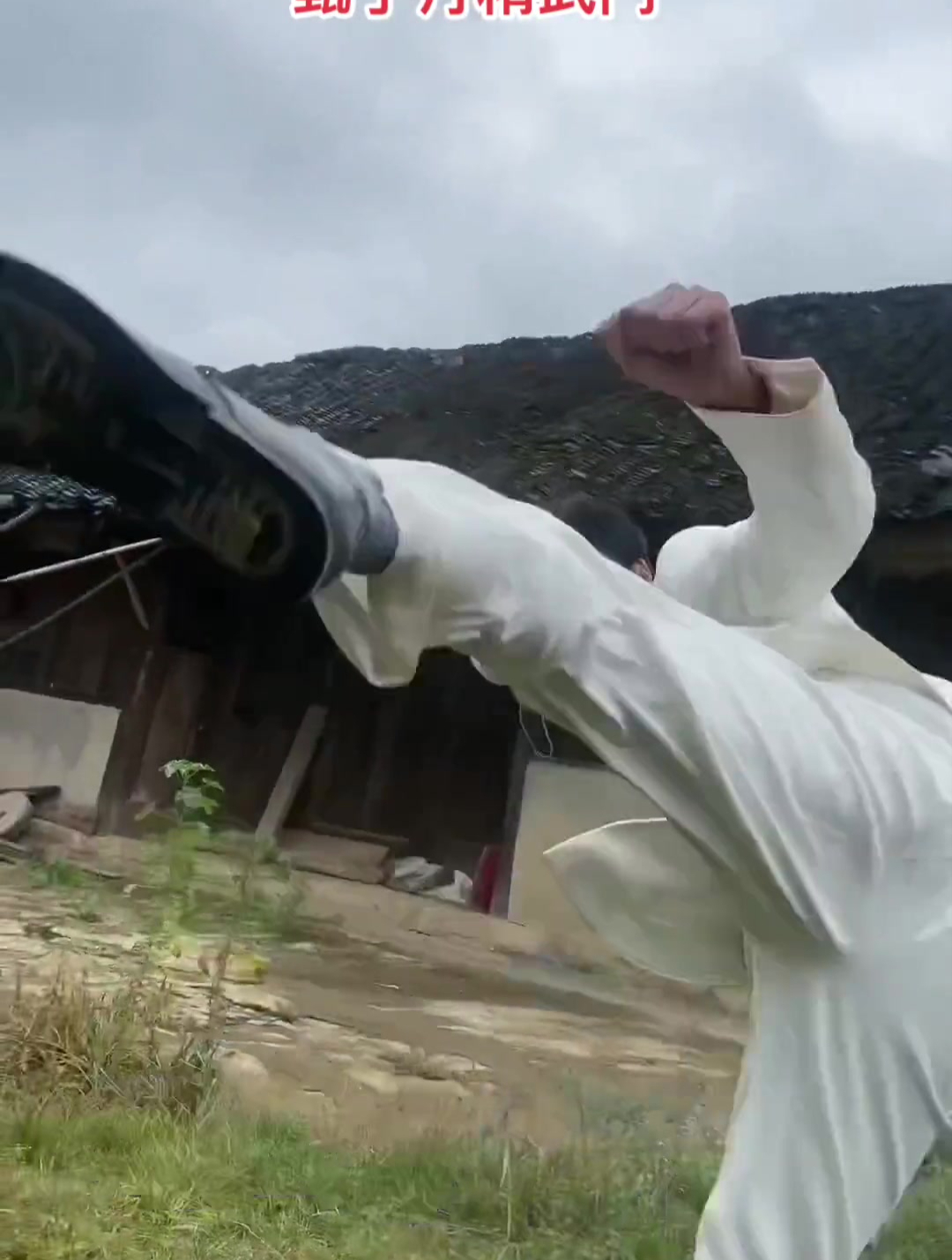 农村小伙苦练功夫终于练成了绝世神功