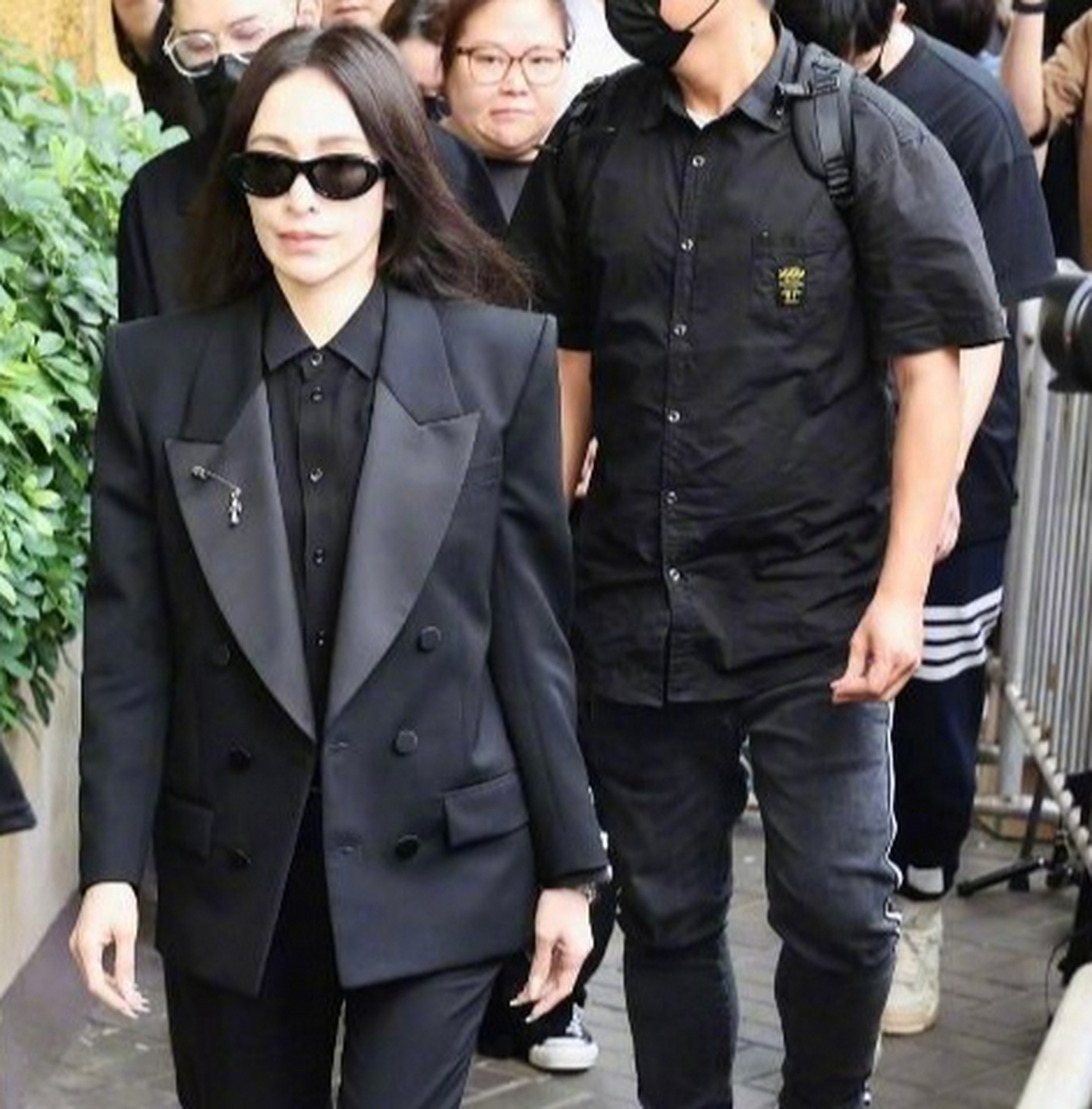 萧亚轩在李玟追悼会痛哭