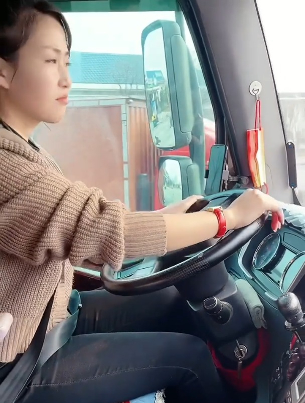 胃疼,吃太快了卡车全妹