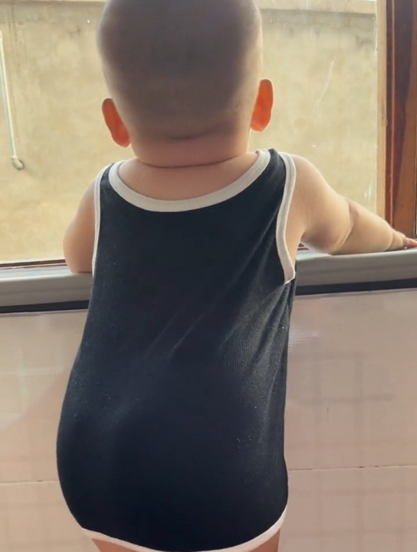 下雨天不能出去玩把小胖子憋坏了一脸发愁望着窗外太忧伤了