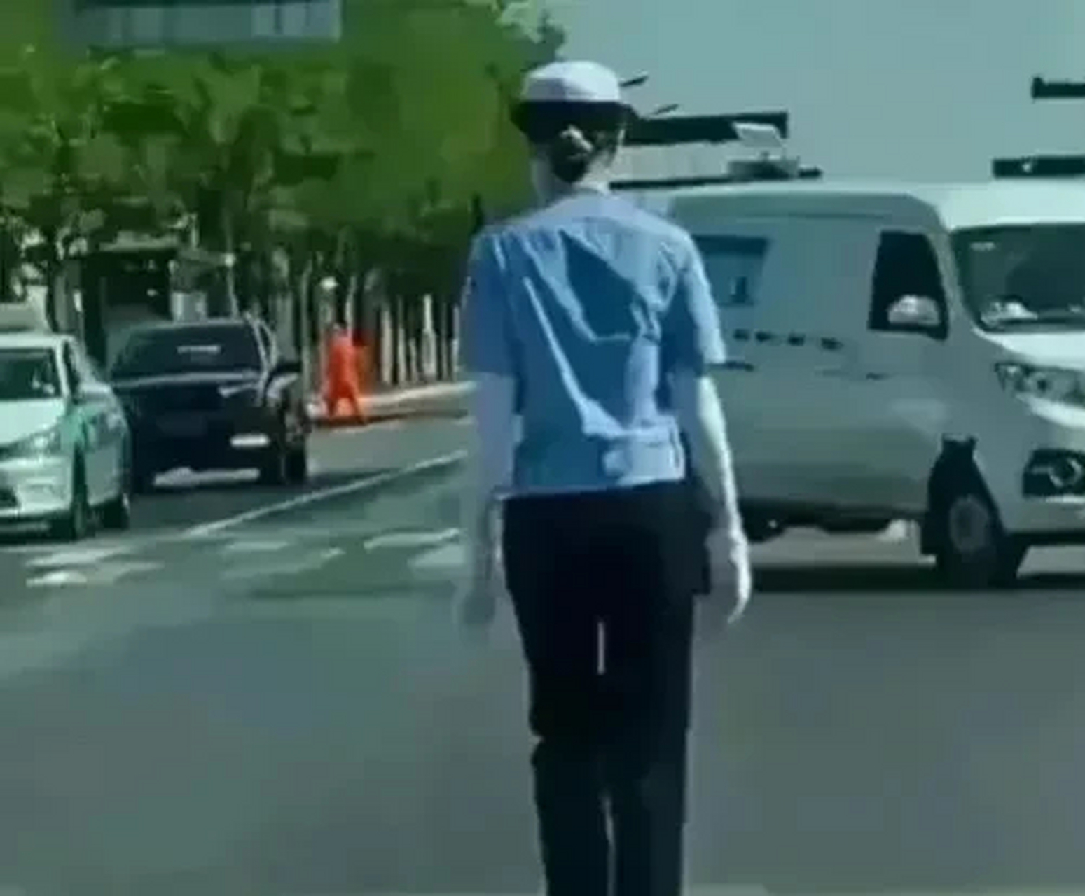 一女民警走路扭屁股,穿高跟鞋,带袖套?