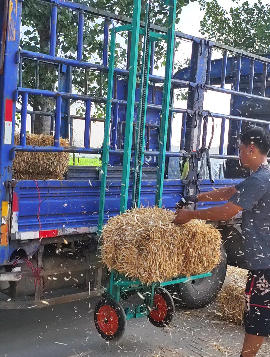 12伏24伏草捆装车机,边走边装草捆,随车携带方便