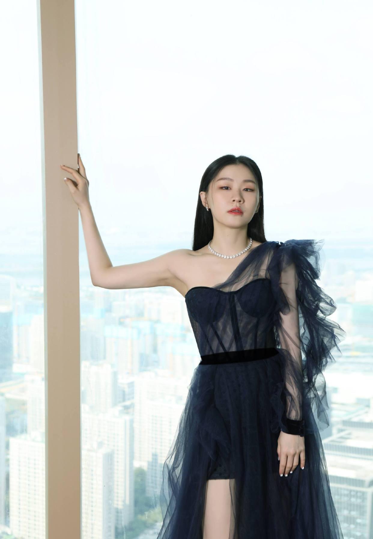 金靖的身材正流行,115斤穿露肩绿裙韵味十足,美成微胖界典范