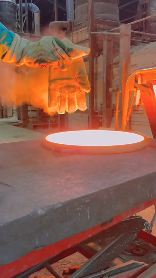 烧红的铁有多恐怖,手套上方悬空,撑不过一分钟!