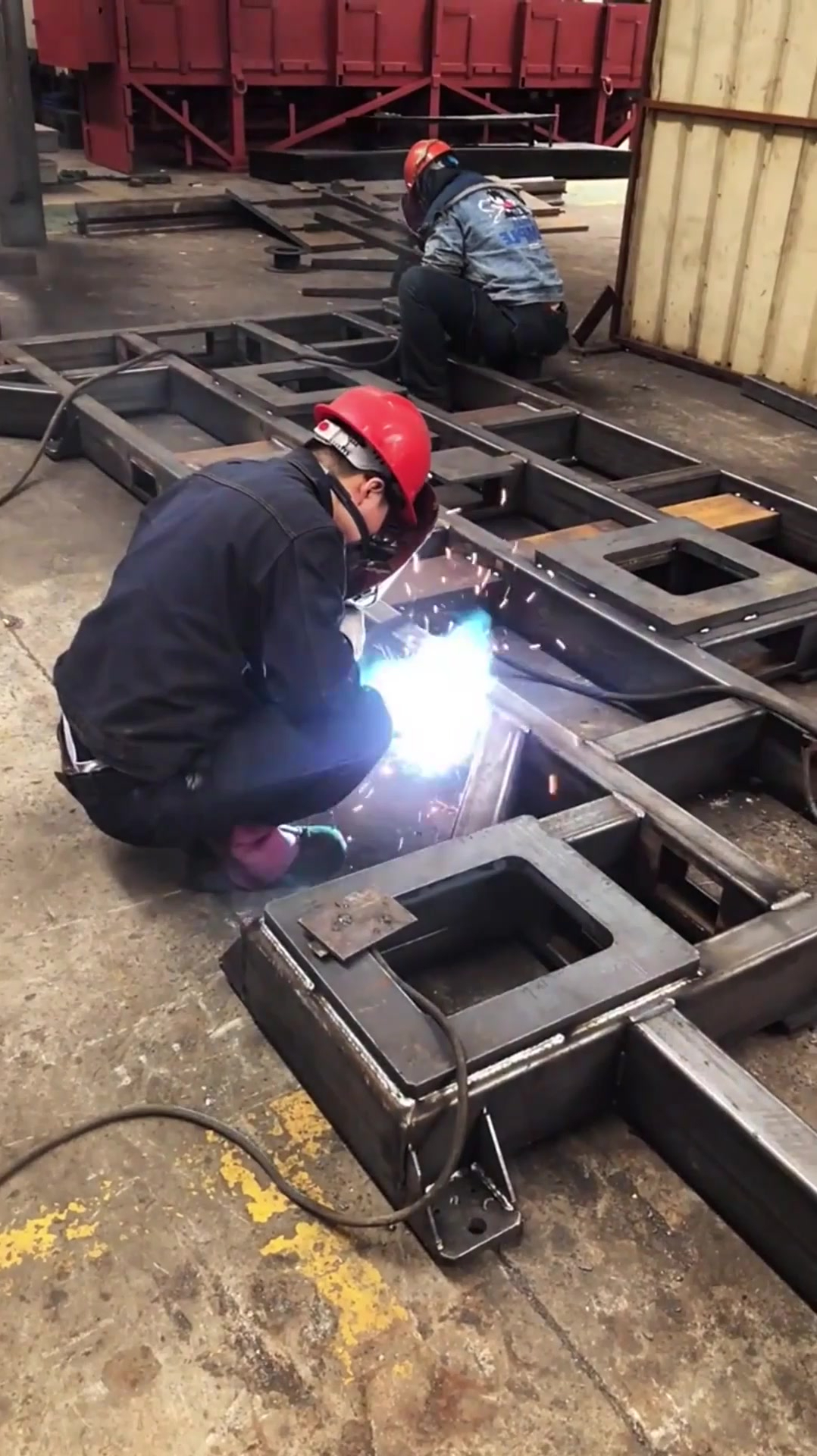 船厂最牛电焊工,看这焊接手法,猜猜他一个月能拿多少工资?
