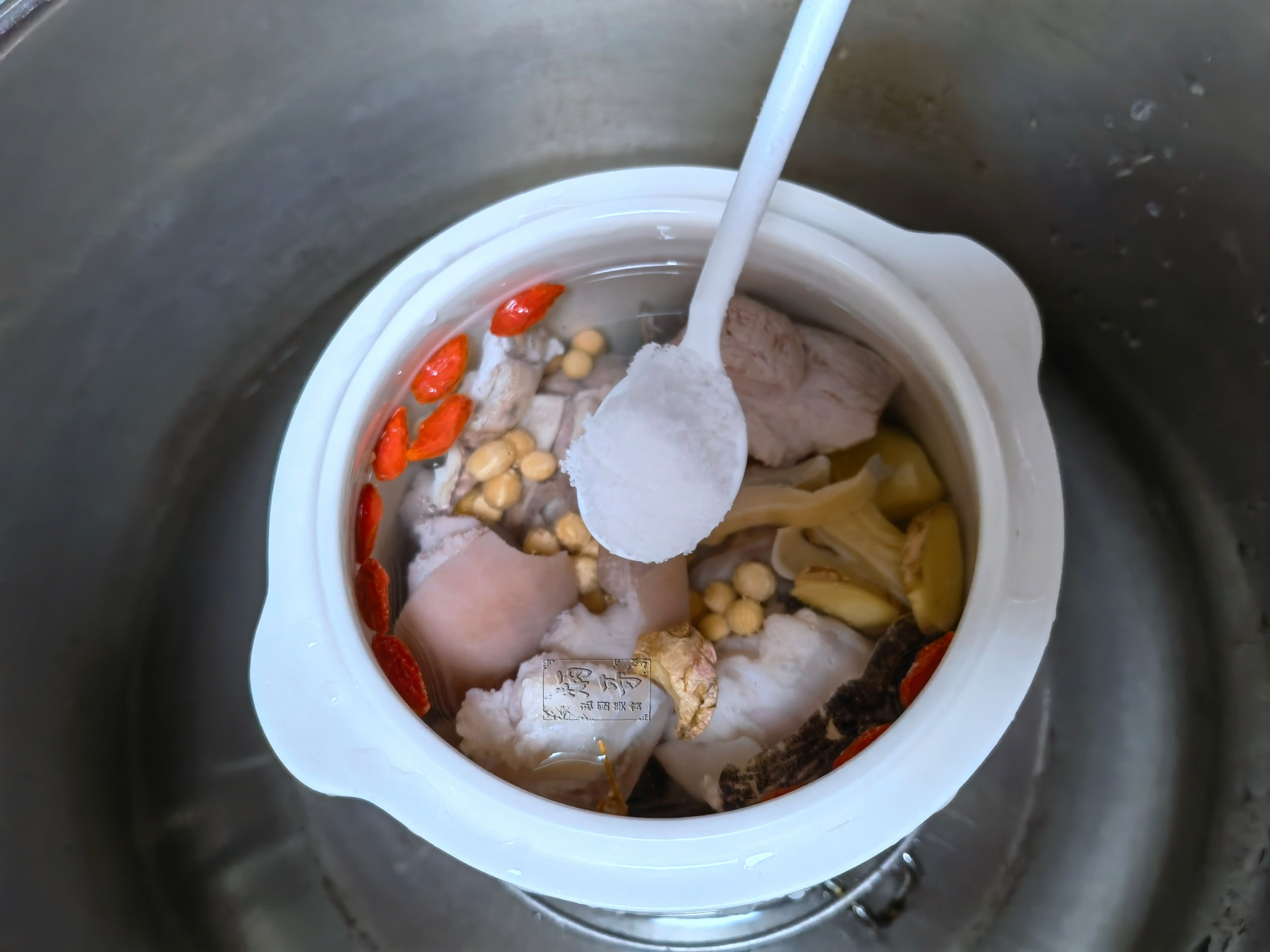 这道汤又叫"月子汤",家里有产妇建议多吃它,营养滋补正合适!