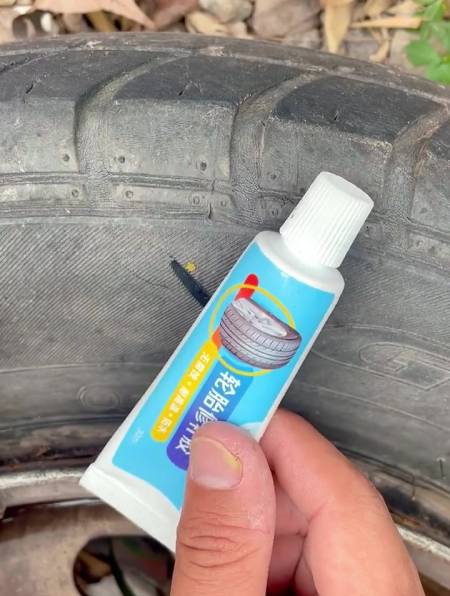 外胎侧面胎壁裂缝划伤修复黑色软性胶汽车橡胶轮胎修补胶水-度小视