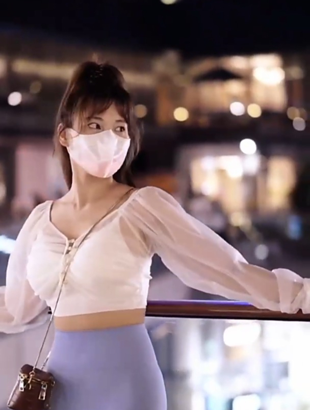 街拍美女大胸真空上阵大胸走起路来摇摇晃晃上下抖动