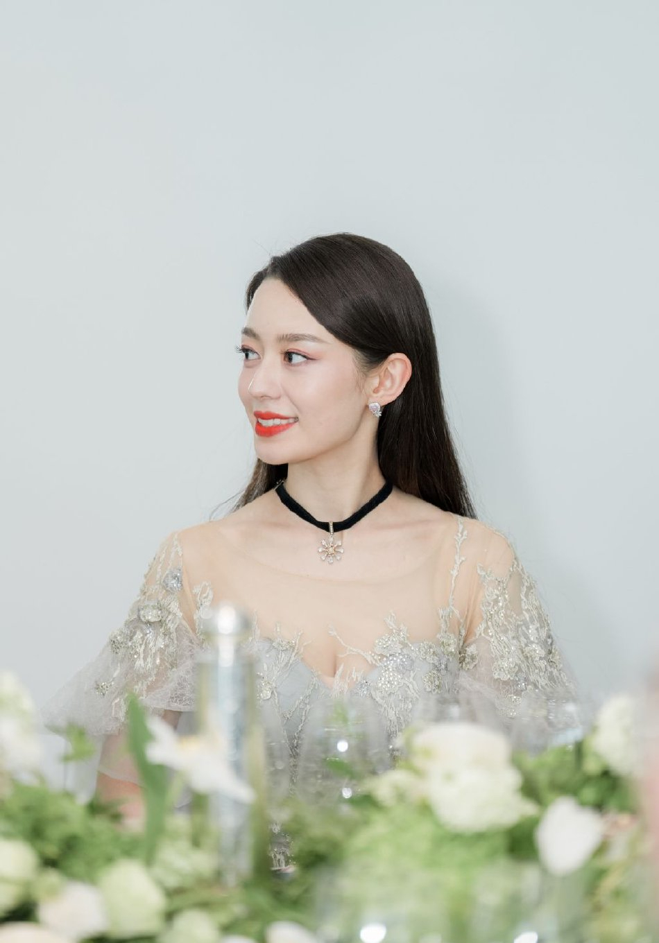 吉娜弹琴美照惊艳网友 蓝色流沙长裙仙气十足