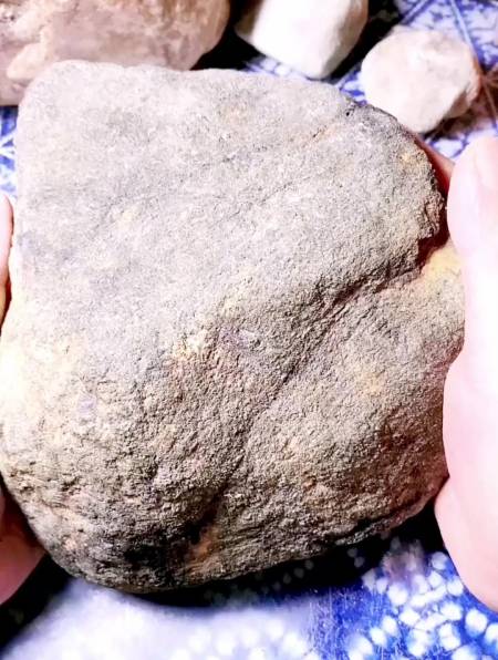 4公斤莫西沙铁锈皮手镯料,上灯莹光十足博冰的老料子!-度小视