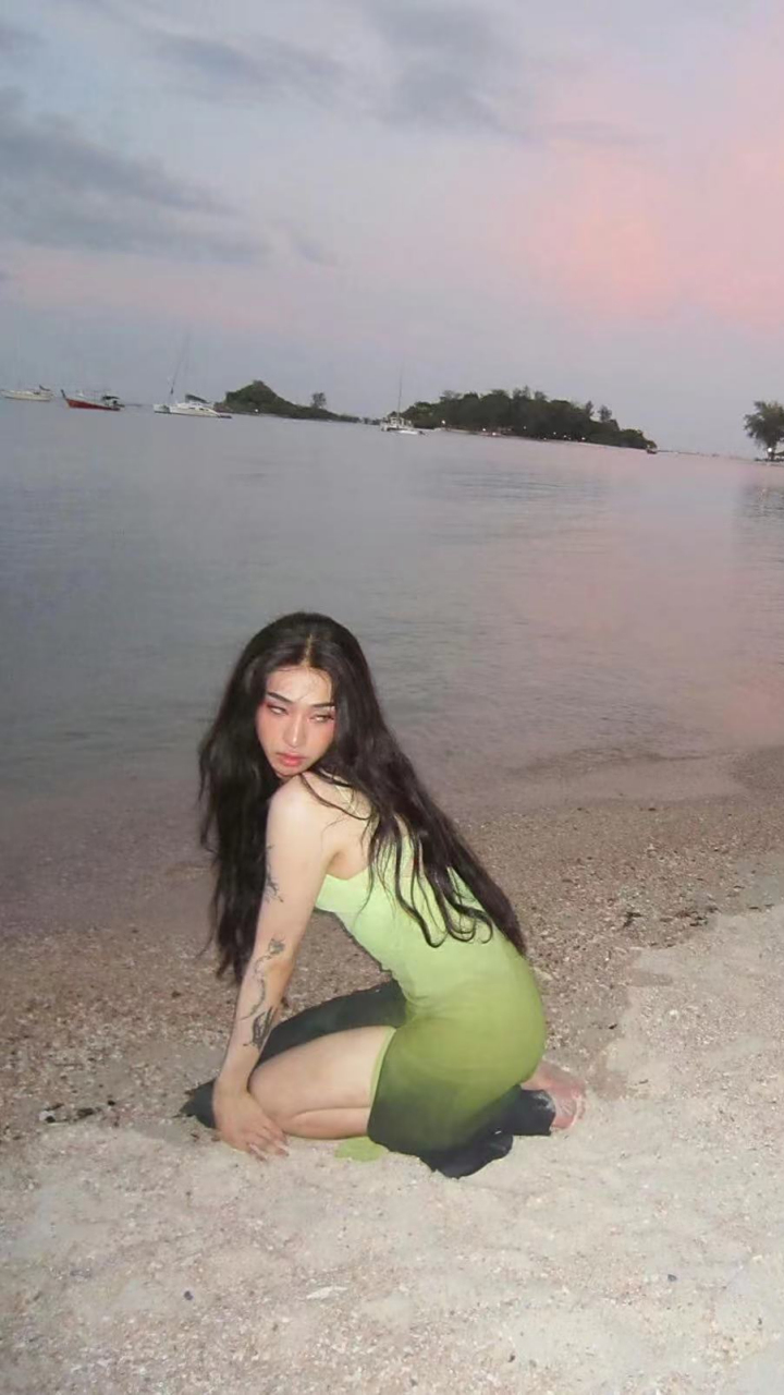 伊能静儿子再晒女装照# #伊能静儿子泳装#  伊能静儿子泰国度假,穿