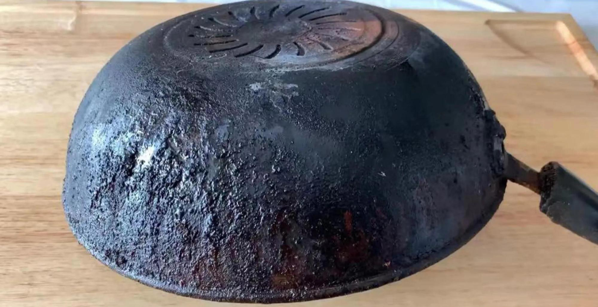 婆婆家锅底油垢太厚,巧媳妇只用1个小妙招,旧锅马上变新锅