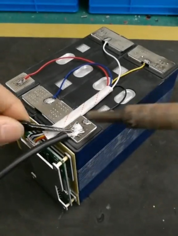 分享一组12v50ah120ah放电锂电池是如何制作的