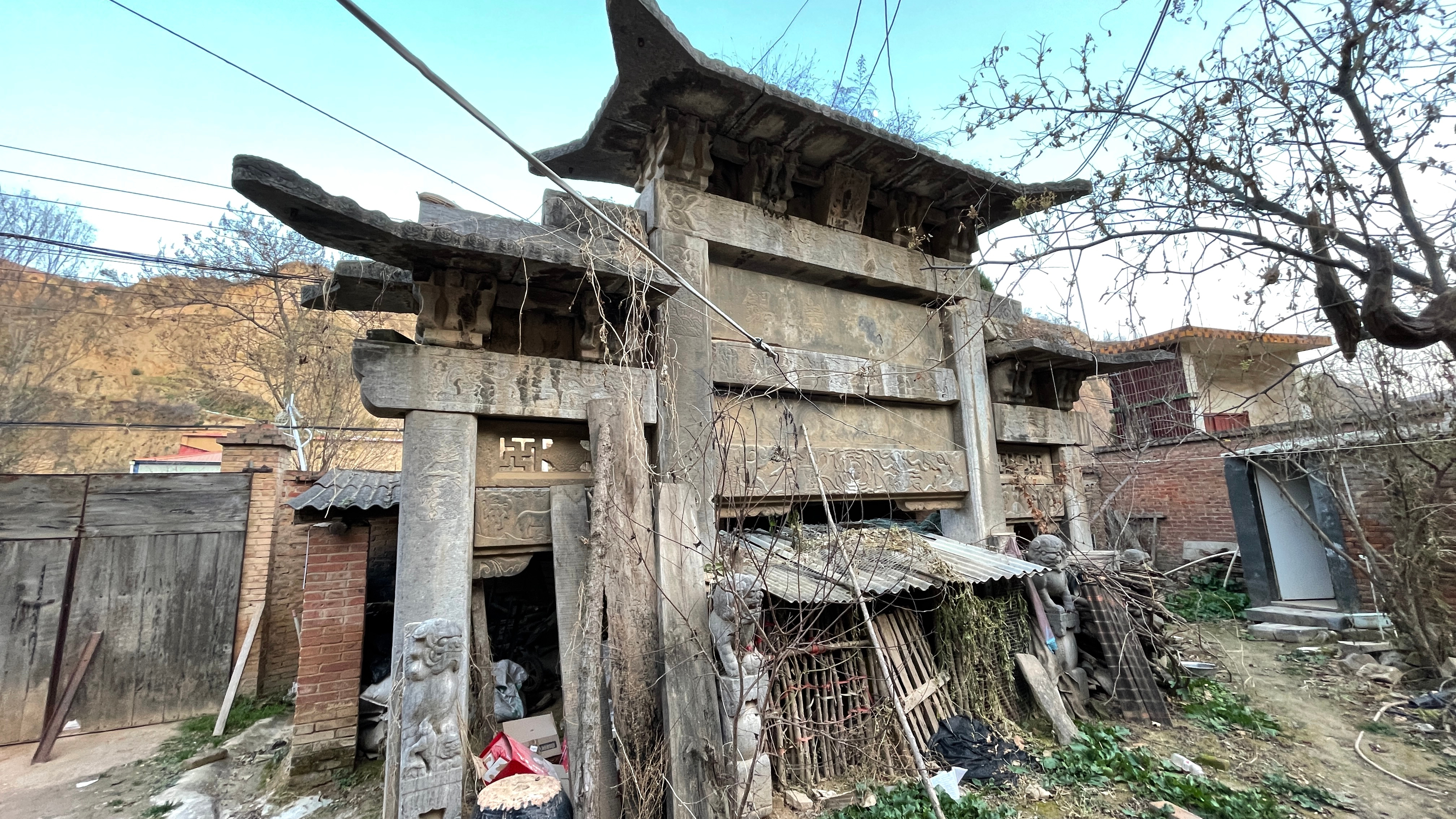 [图]守寡35年得一贞节牌坊，只能锁在民居里，实拍河南巩义魏氏节孝坊