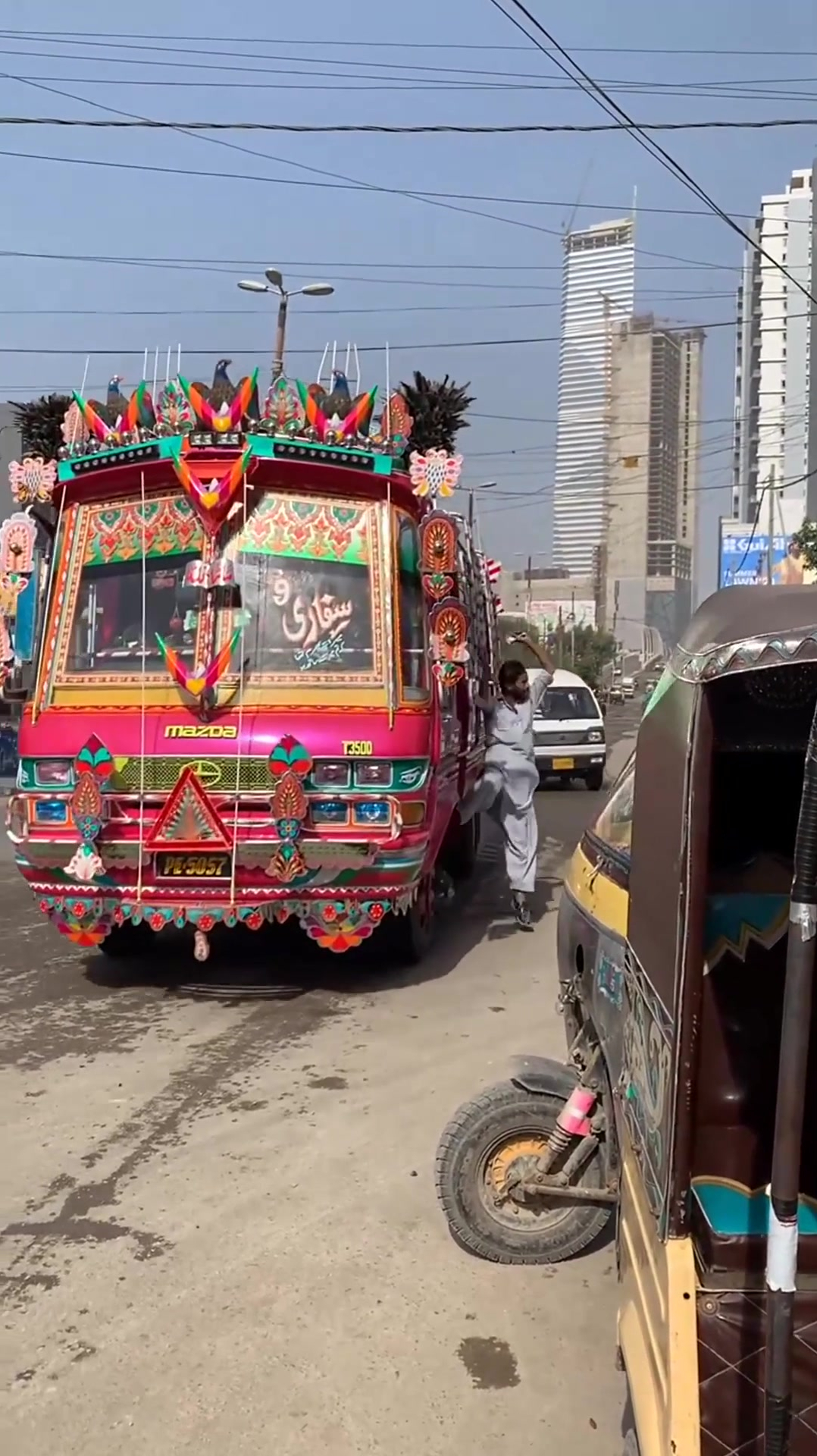 向我们开来的是巴基斯坦公交车,千万别想错了,只是风俗不同而已