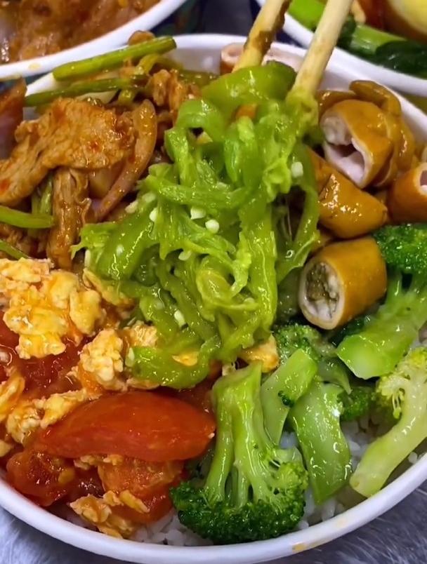 擂椒拌饭,有菜有肉有米有擂椒,擂几下,越擂越下饭