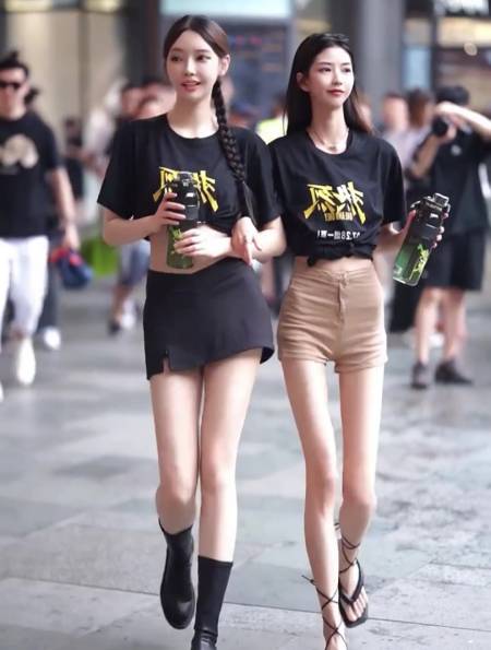 街拍又到了满屏大腿的季节美女气质十足回头率超高