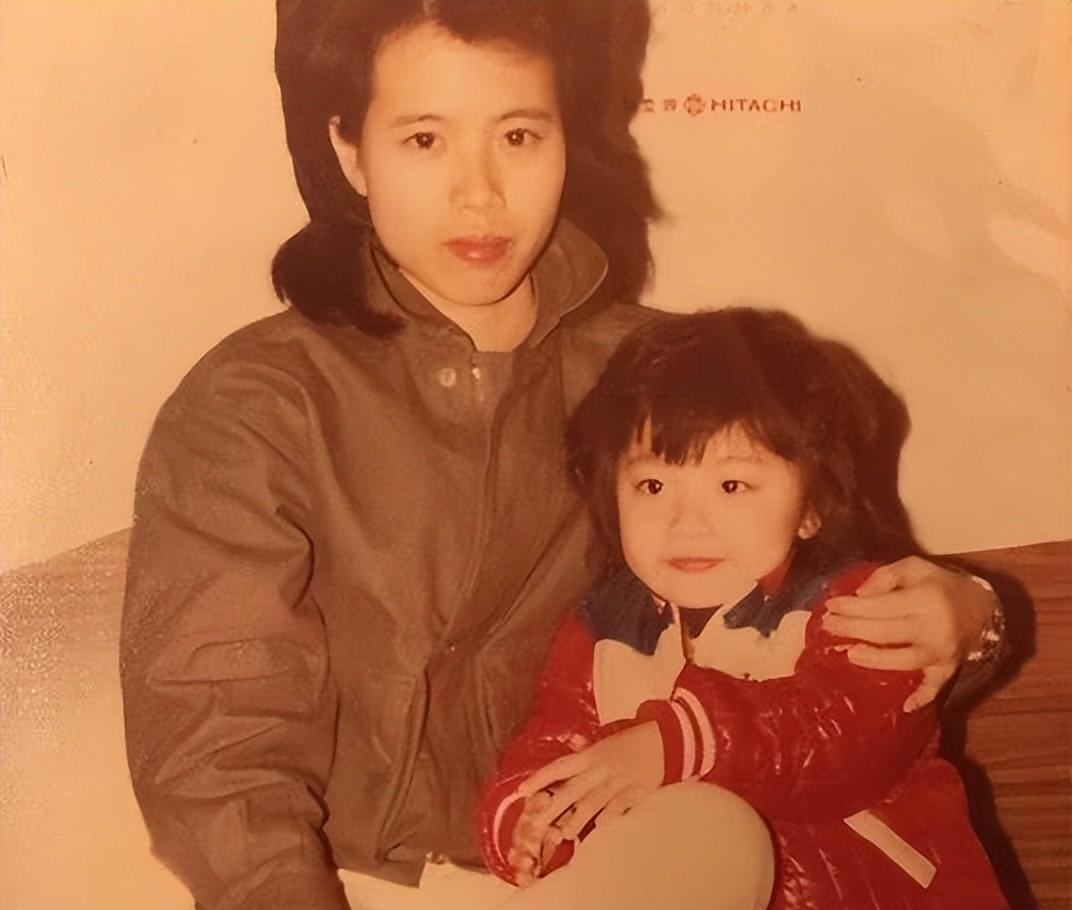 二人童年形成对比