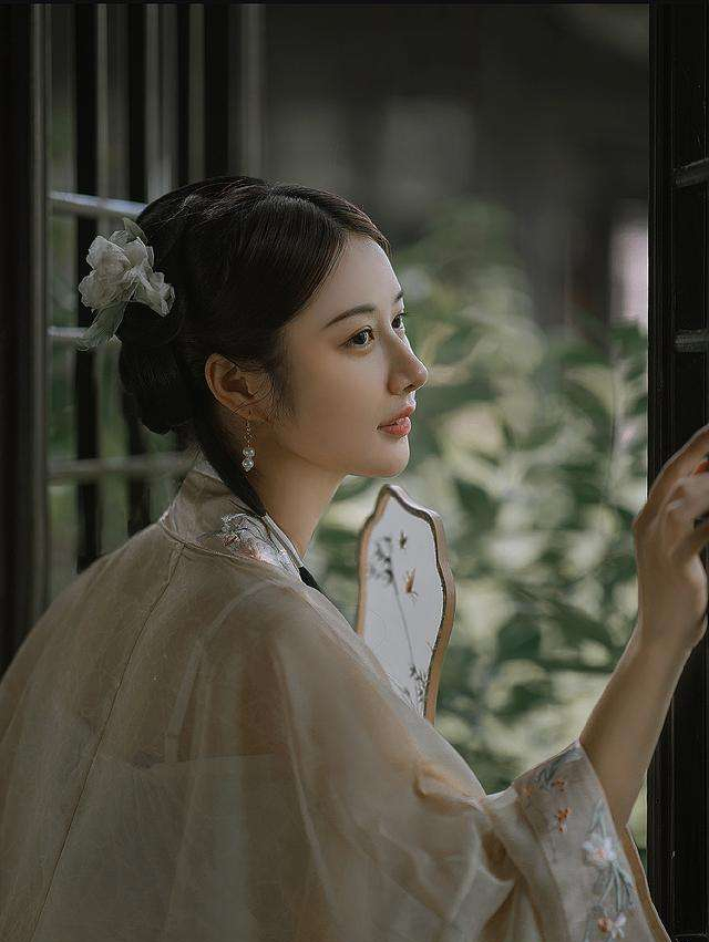 《素衣千金》打了12年种田的副本,强行变成宫斗剧本,她无奈争宠!