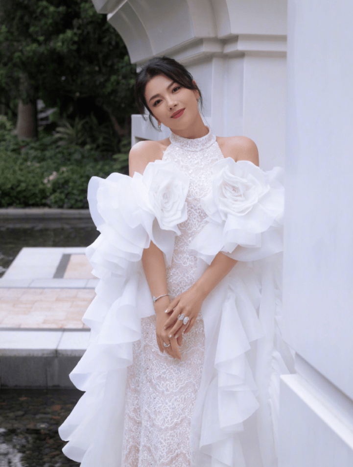 刘涛45岁白婚纱照:青春笑容惊艳粉丝,网友直呼太美啦!