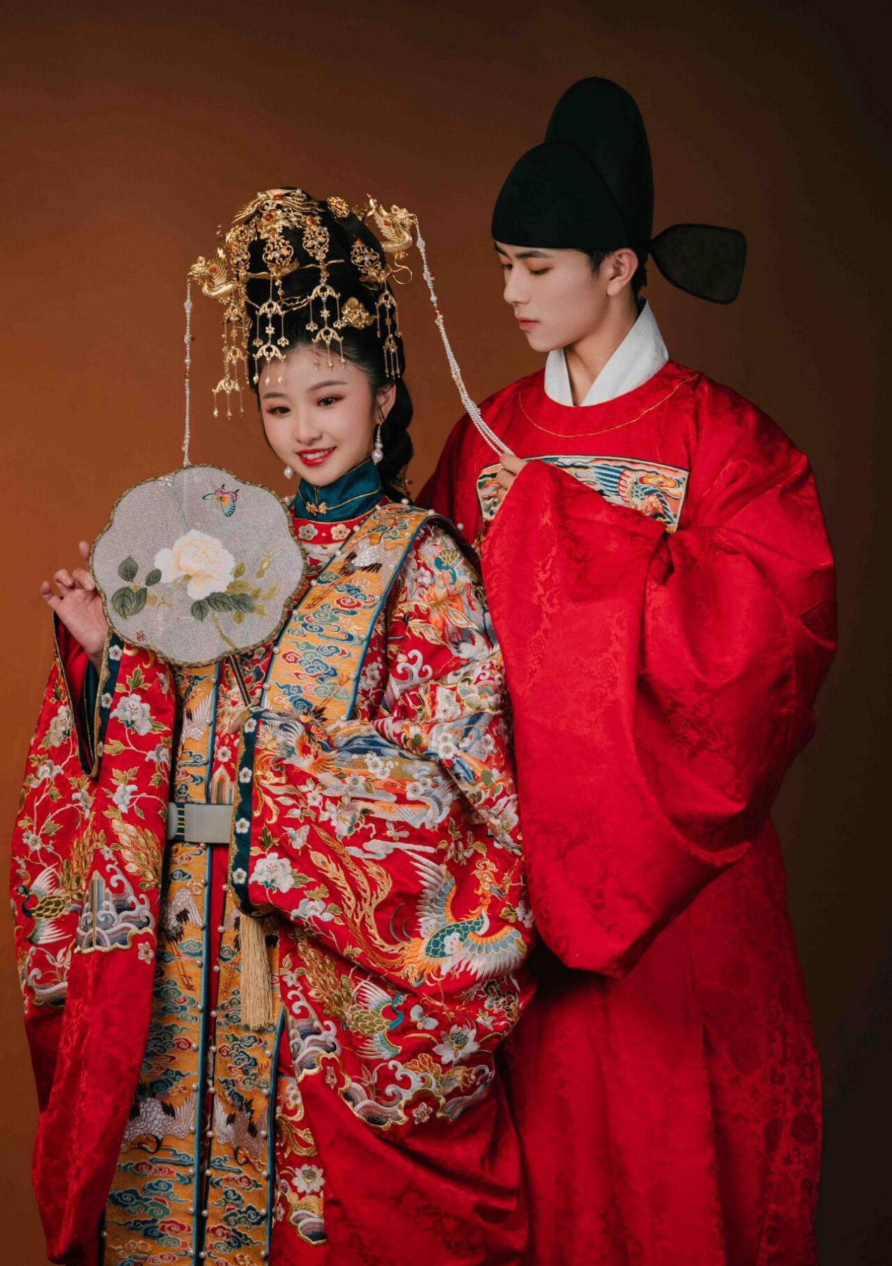 中国女人的婚服,不应该只有西方的婚纱,更应该是传统的凤冠霞帔