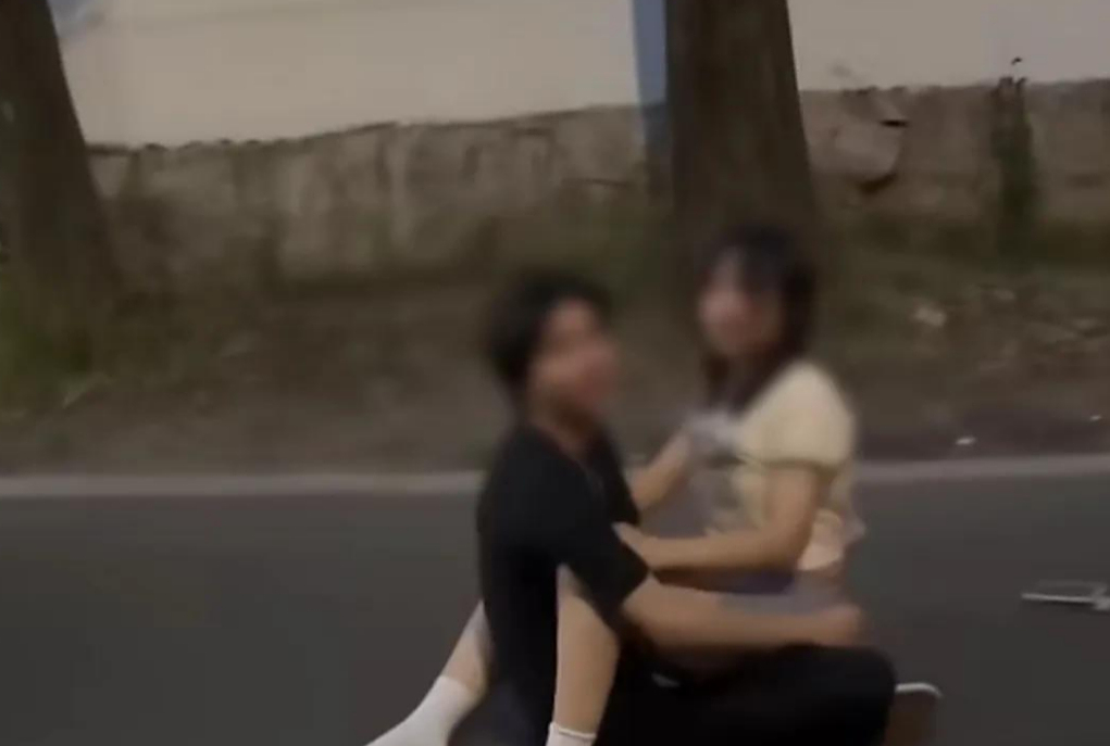 胆大妄为!情侣在马路中间亲热,司机路过阻止,13秒视频片段曝光