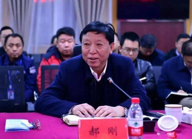 太古里搂美女的"郝刚"被街拍,中铁三局声明男主不是公司董事长