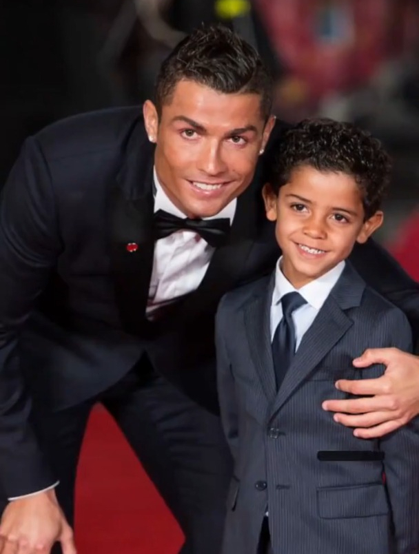 目不转睛深情地望着c罗,一脸崇拜!