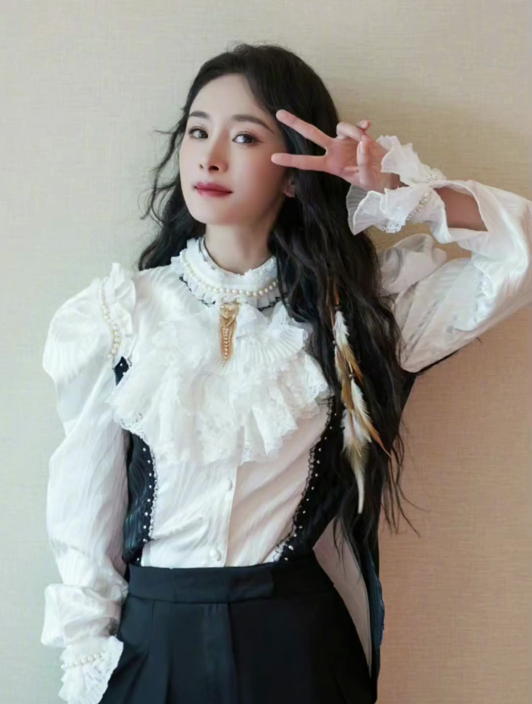 杨幂穿白色花边衬衫配工装裤,复古帅气,很有气场