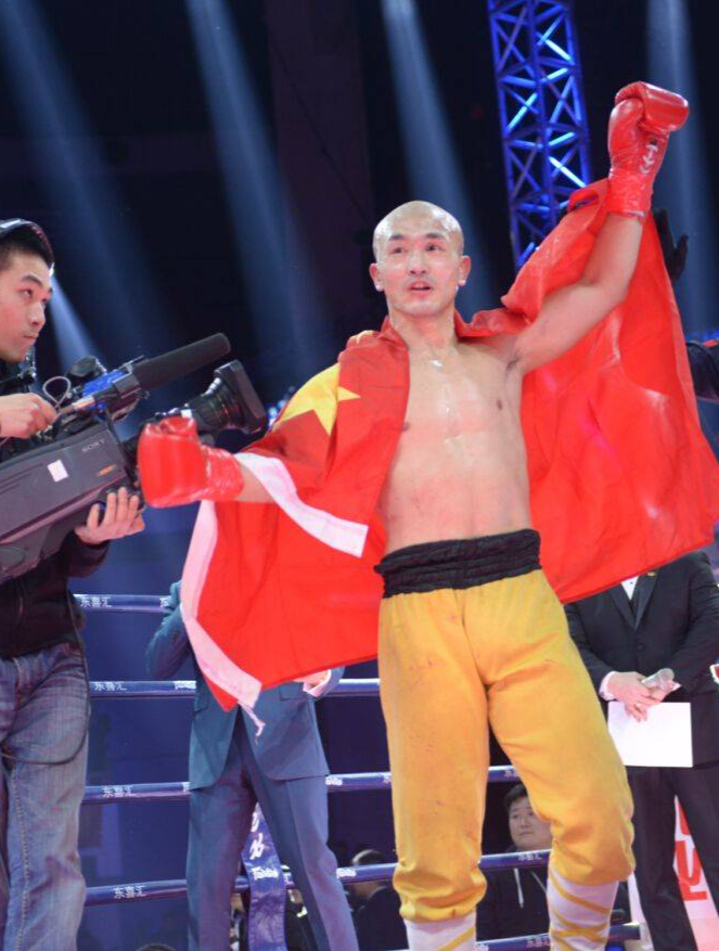 扬言中国功夫不堪一击,一龙对战跆拳道奥运冠军,被摔倒怀疑人生-度小