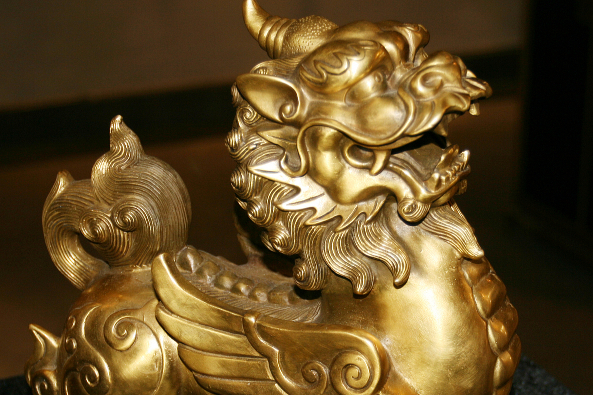 麒麟和貔貅是中国古代神话中的两只瑞兽,分别象征着吉祥和勇猛.