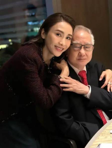 嫁给老头的10位女星最大相差36岁她们到底图什么03-度小视