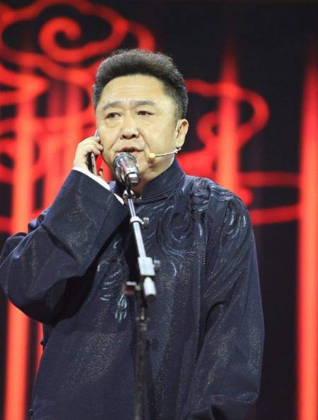 打败吴京等7位大咖荣获影帝,穿着大褂就敢上台领奖2-度小视