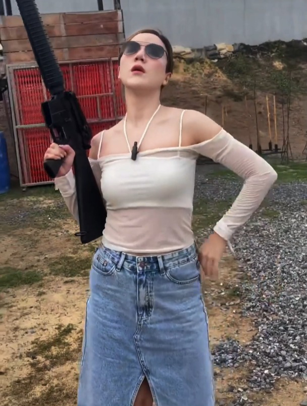 会玩枪的女生也太酷了!