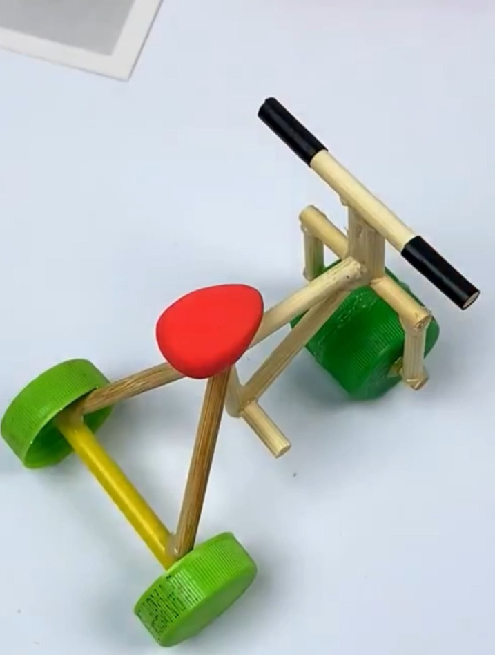 用过的筷子不要丢,可以做一个迷你小玩具车来玩