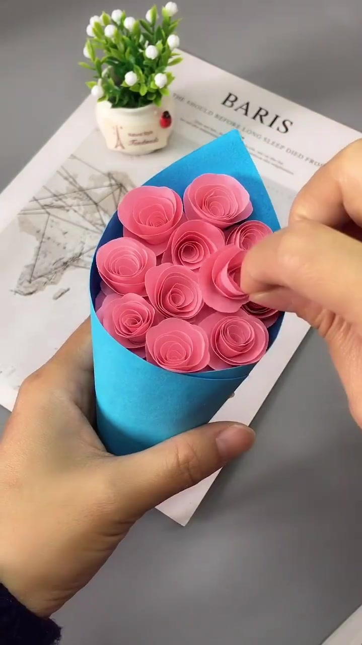 三八女神节快到了用卡纸做束玫瑰捧花