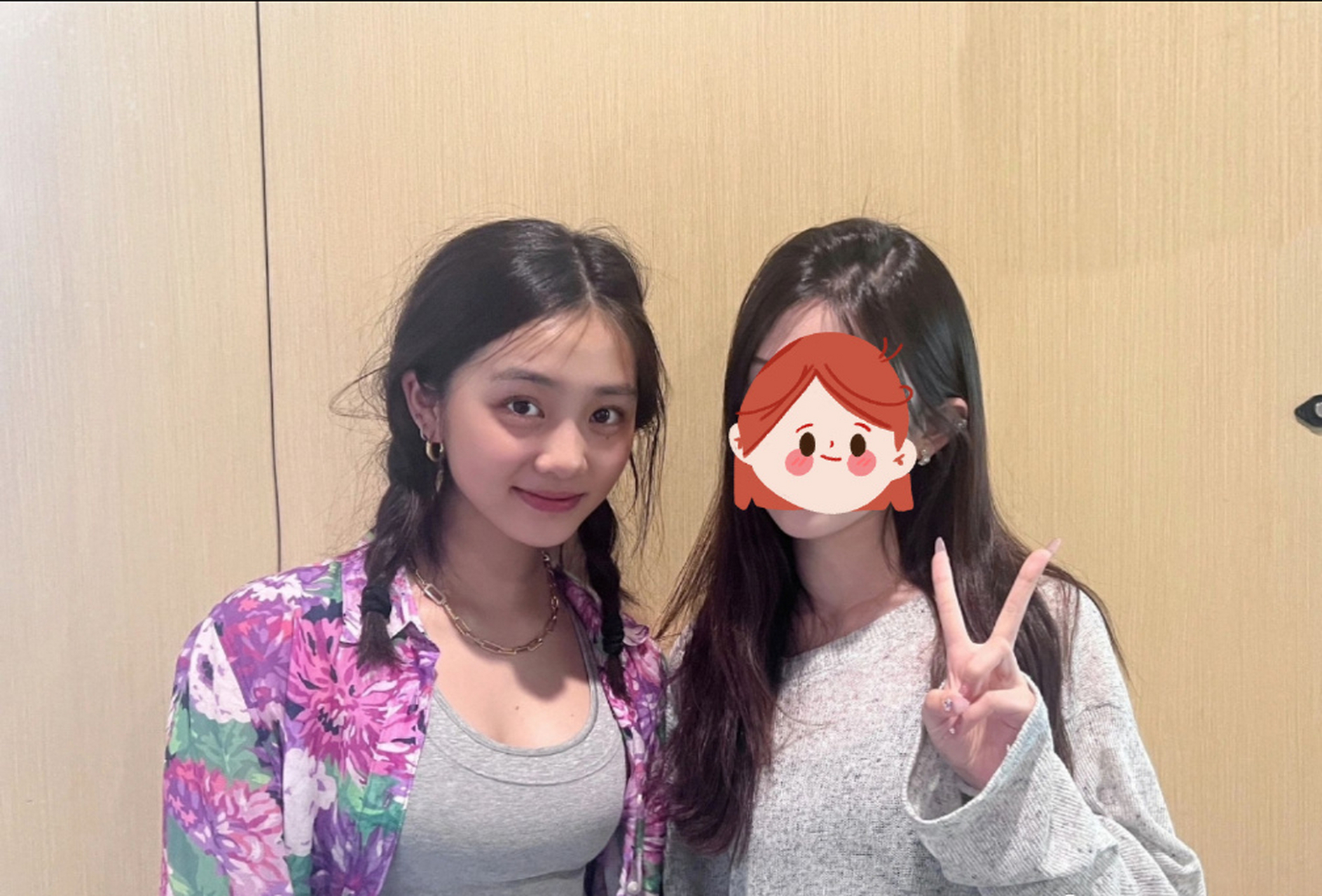 近日黄磊的女儿黄忆慈参加舞会再次引起网友的热议,扎着双马尾和一袭