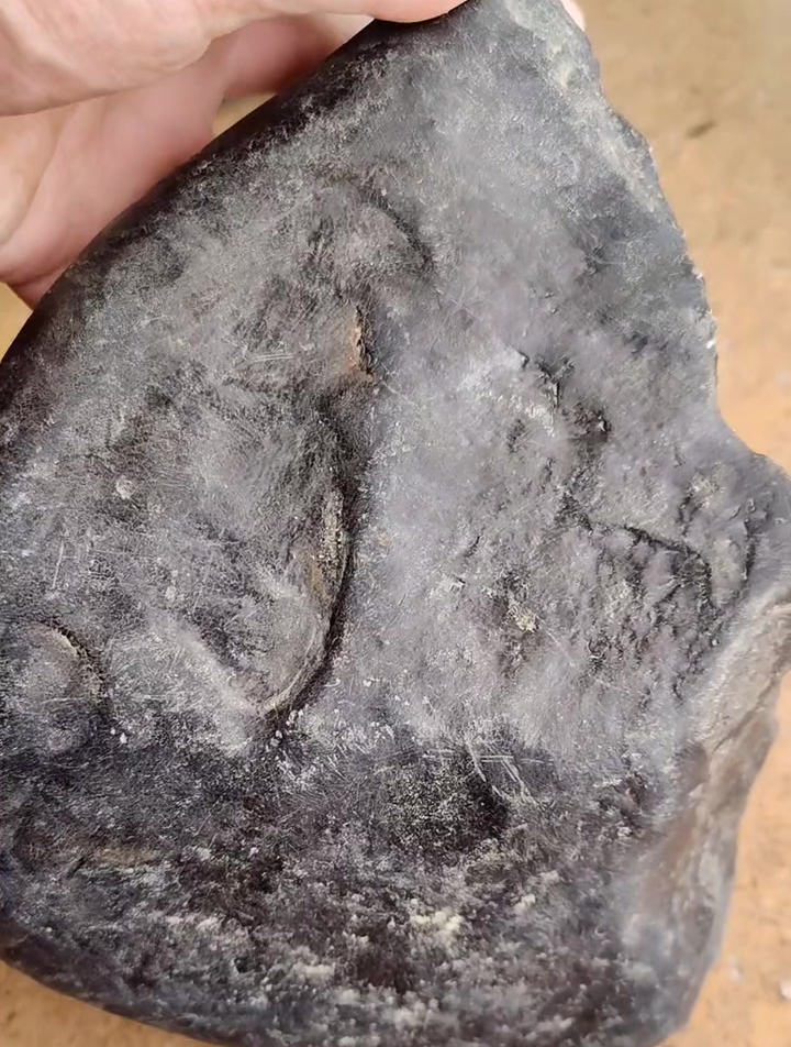 莫西沙包浆皮,皮壳完整,没有大裂熟透了,能开涨吗?