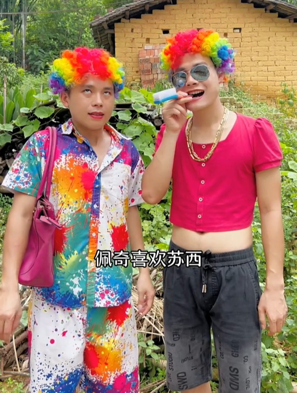 野猪佩奇搞笑模仿,佩奇喜欢苏西哦!