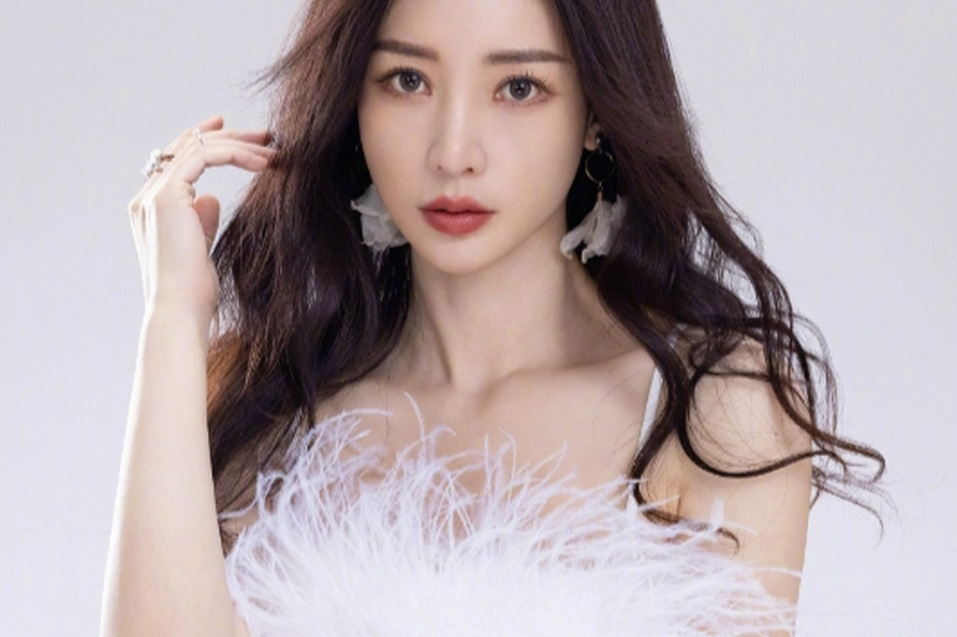 柳岩的美丽和魅力再次征服了男性观众,成