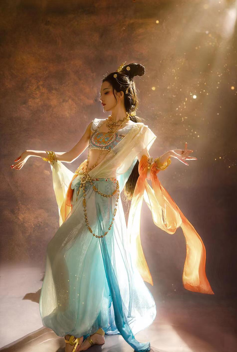 "清华女神"穿敦煌服饰太美了,终于明白君王为什么要打西域了!