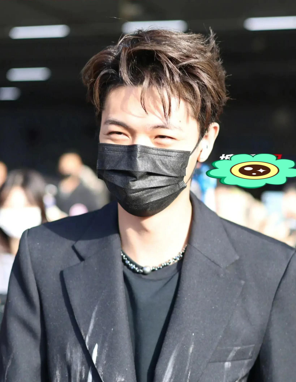 秦霄贤现身北京机场,身着涂鸦西装,笑容轻松愉悦,未受恋情风波影响.