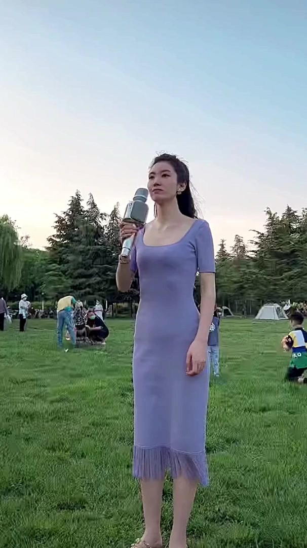 声乐老师郑倩户外放歌,欢迎大家观看