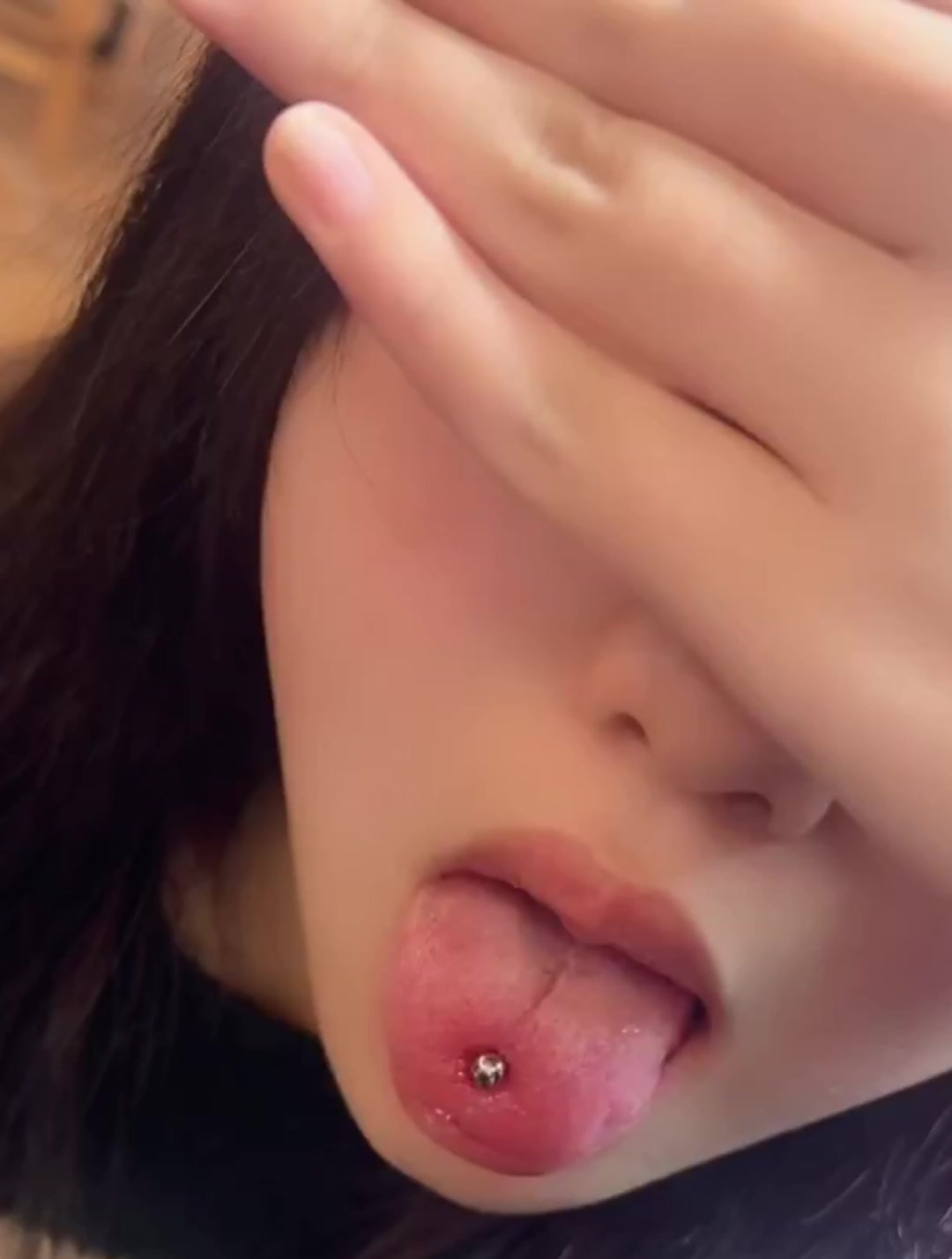 性感身材的美女打舌钉,看到眼前这一幕,简直就是花钱找罪受